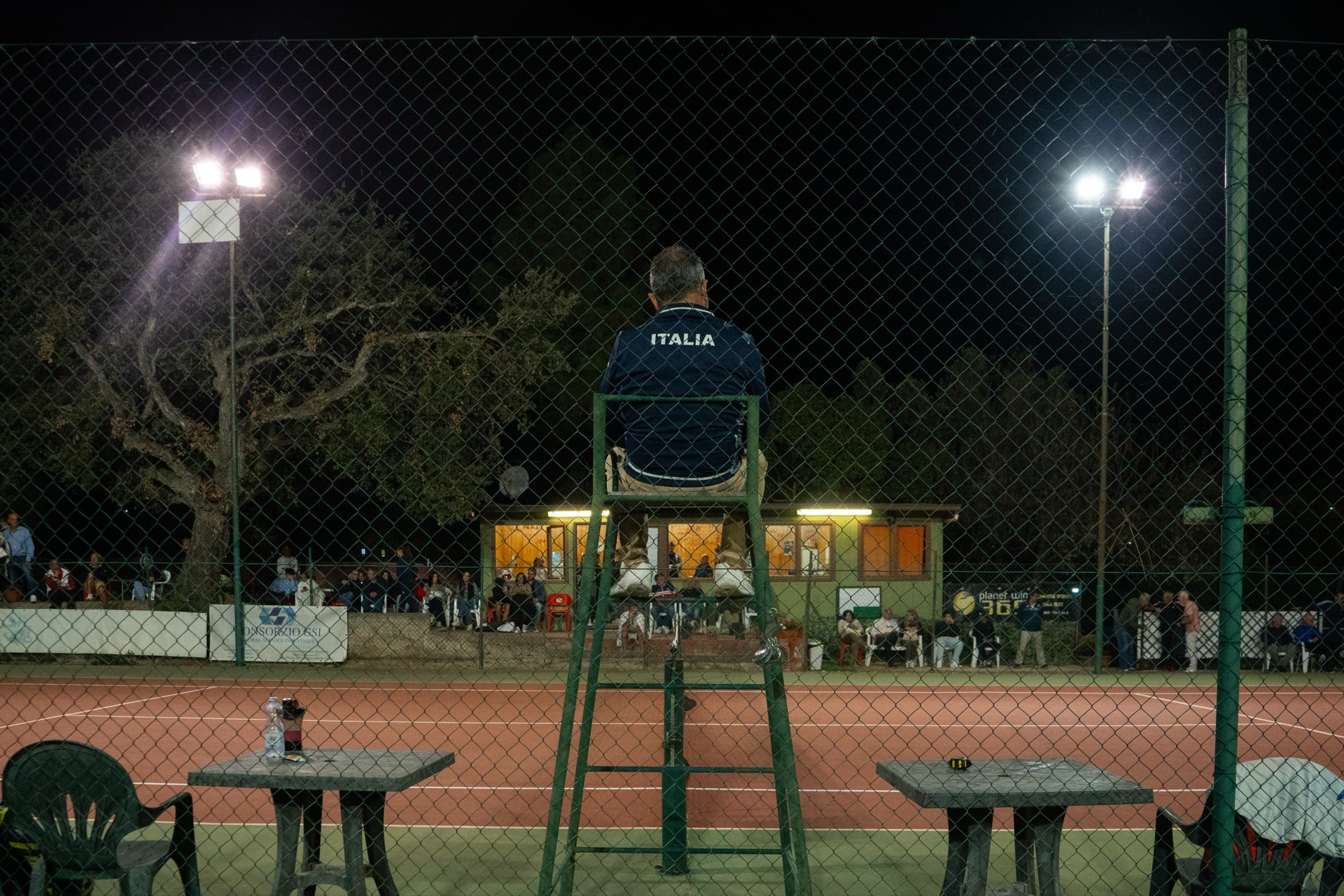 Campo centrale del TC Sporting Iglesias illuminato in notturna durante l'Open Maschile